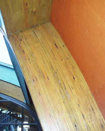 Plywood spars spring together to  support the roof